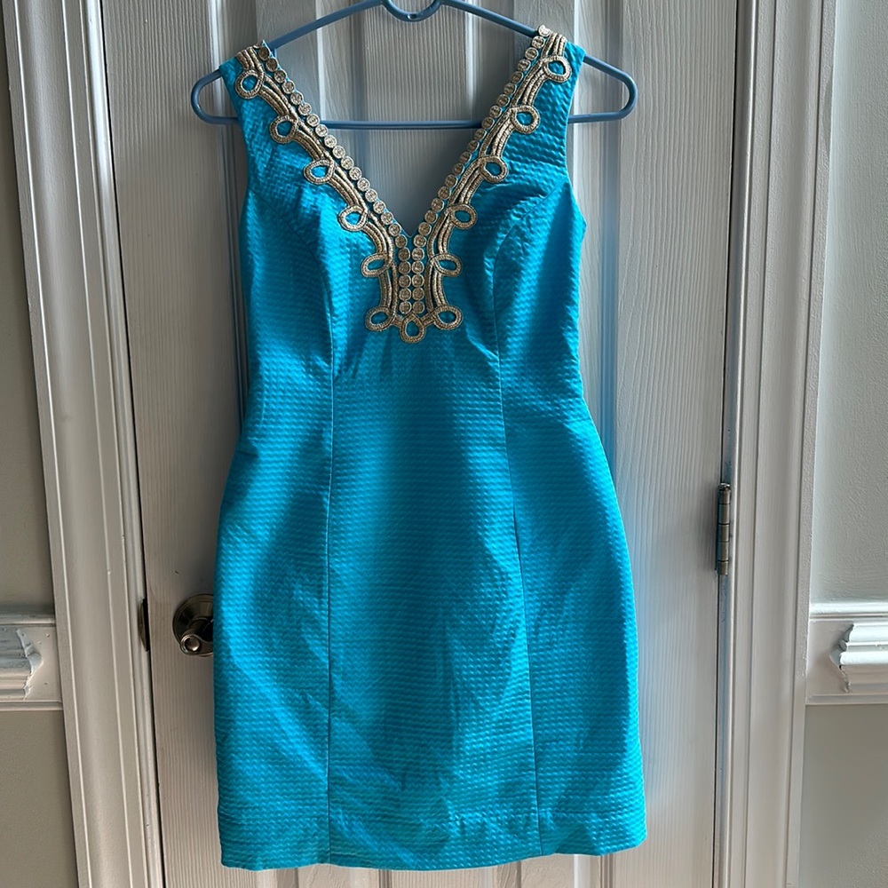 Lilly Pulitzer dress. V-neck with gold embroidered detail. Worn once. Size 00